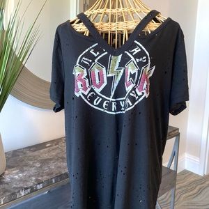Banabee  graphic tee with neck cut out design.3XL